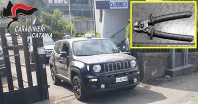 Belpasso, ruba scarpe da un negozio: denunciata