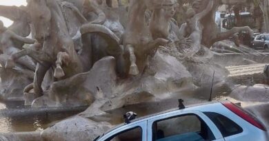 Catania: i Vigili del Fuoco intervengono per un’autovettura finita dentro una fontana monumentale